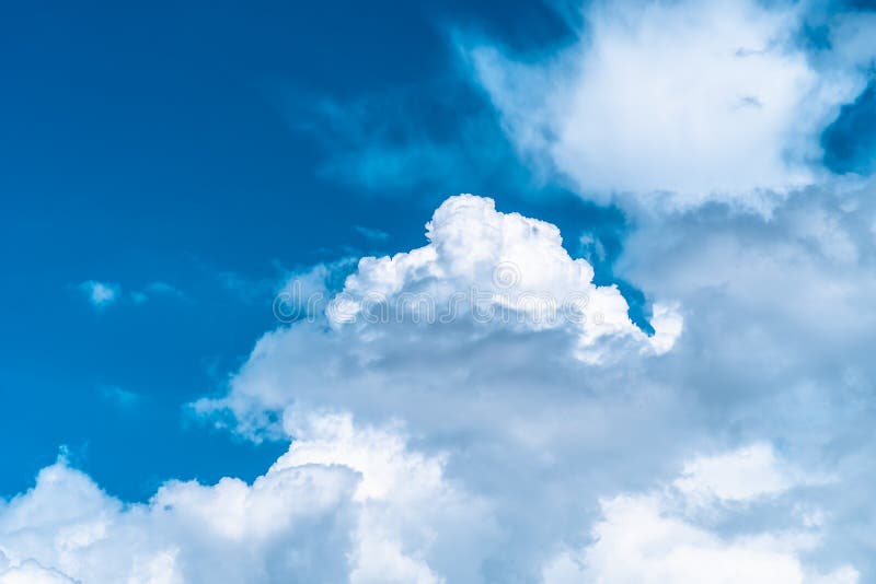 Blauwe hemel met witte wolken De achtergrond van de hemel royalty-vrije stock foto's Blauwe hemel met witte wolken De achtergrond van de hemel royalty-vrije stock foto's