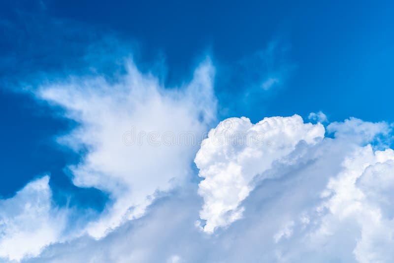 Blauwe hemel met witte wolken De achtergrond van de hemel stock foto's Blauwe hemel met witte wolken De achtergrond van de hemel stock foto's