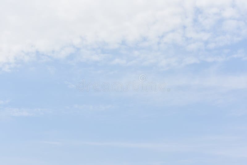 Blauwe hemel met witte wolken voor samenvatting of aardachtergrond royalty-vrije stock foto's Blauwe hemel met witte wolken voor samenvatting of aardachtergrond royalty-vrije stock foto's