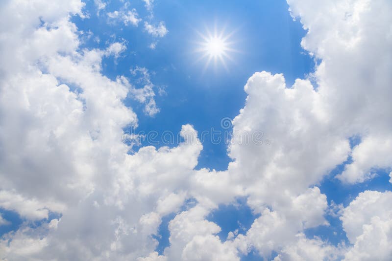 Blauwe hemel met wolken en zon stock fotografie Blauwe hemel met wolken en zon stock fotografie