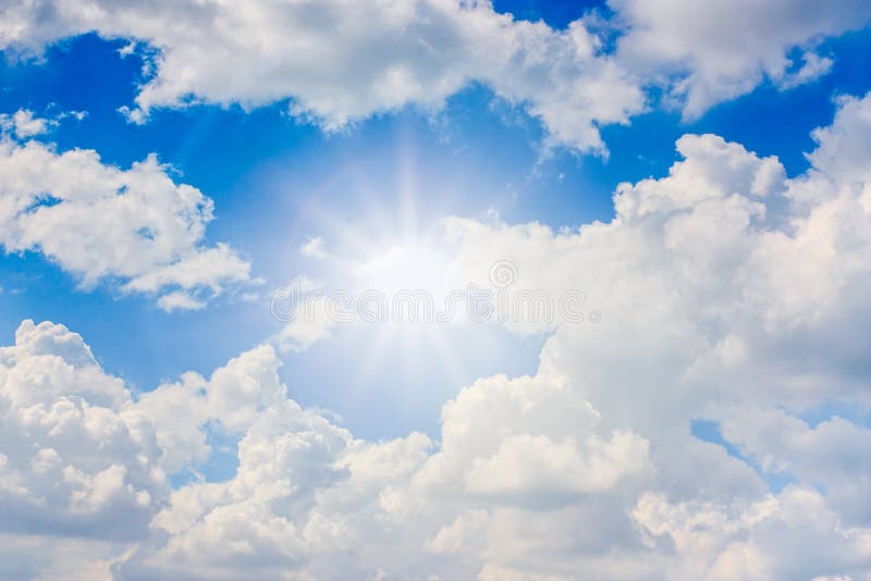 Blauwe hemel met zon en wolken