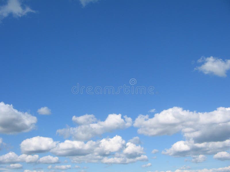 Blauwe hemel, witte wolken
