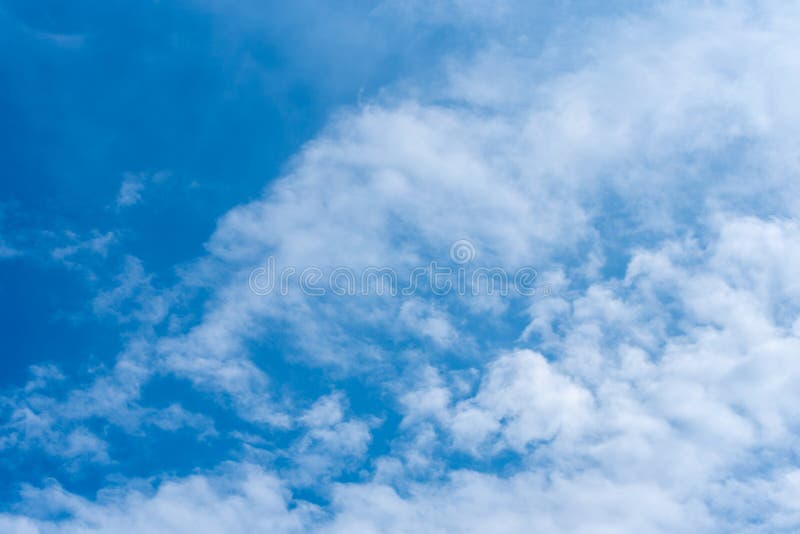 Blauwe hemel in zonnige dag met witte gezwollen wolken Natuurlijke achtergrond stock foto's Blauwe hemel in zonnige dag met witte gezwollen wolken Natuurlijke achtergrond stock foto's