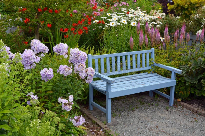 Blauwe houten tuinbank stock foto Blauwe houten tuinbank stock foto