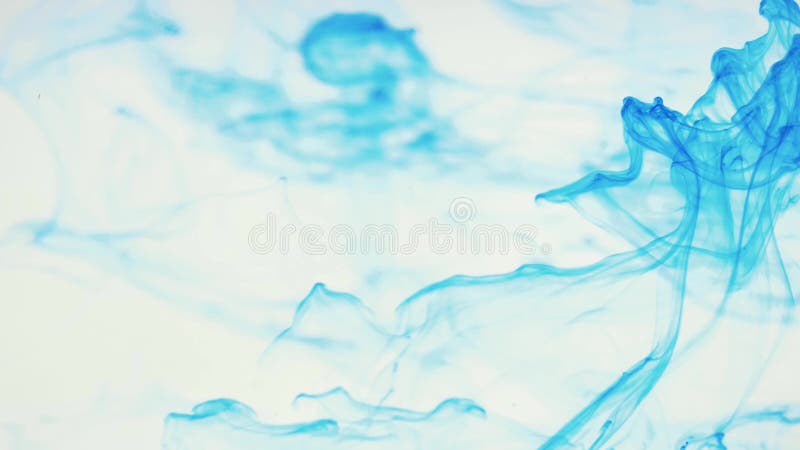 Blauwe inktkleuren in water