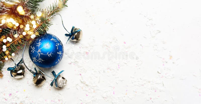 Blauwe Kerstmisdecoratie op sneeuw behandelde achtergrond royalty-vrije stock fotografie Blauwe Kerstmisdecoratie op sneeuw behandelde achtergrond royalty-vrije stock fotografie