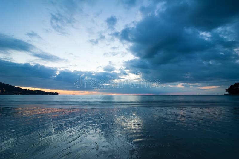 Blauwe kleuren van zonsondergang bij tropisch zandig strand royalty-vrije stock fotografie Blauwe kleuren van zonsondergang bij tropisch zandig strand royalty-vrije stock fotografie