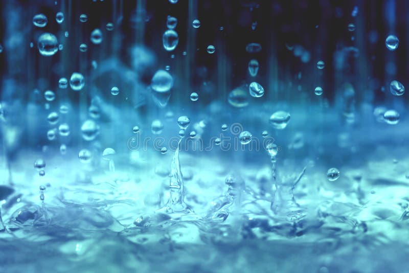 Blauwe kleurentoon van de dichte omhooggaande daling die van het regenwater aan de vloer in regenachtig seizoen vallen