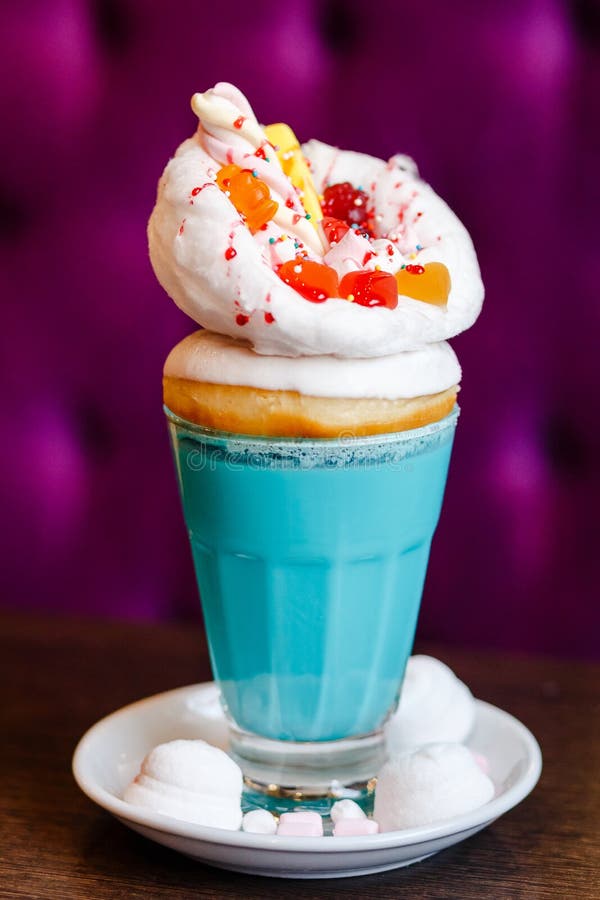 Blauwe koude milkshake stock afbeelding Blauwe koude milkshake stock afbeelding