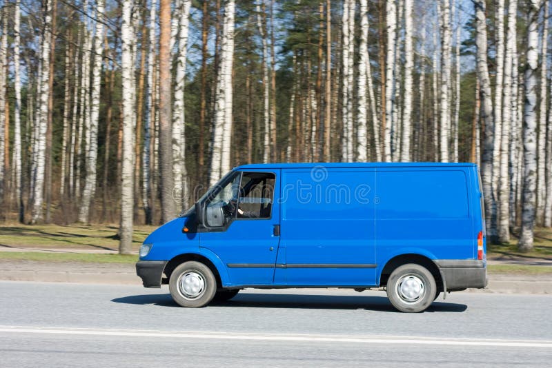 Blauwe lege leveringsbestelwagen