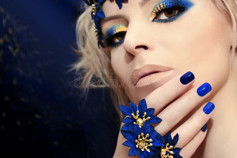 Blauwe manicure en make-up stock afbeelding