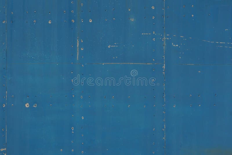 Blauwe metaaltextuur van een oude donkere sjofele ijzermuur met een naad stock afbeelding Blauwe metaaltextuur van een oude donkere sjofele ijzermuur met een naad stock afbeelding