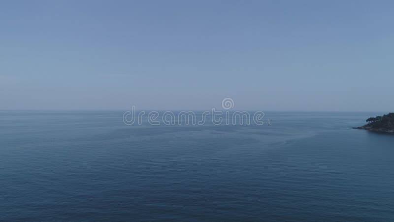 Blauwe oceaanbeelden prachtige natuurzee van bovenaf , foto genomen door drone camera high angle view