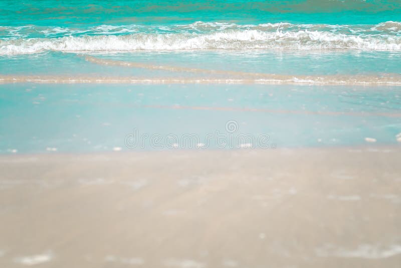 Blauwe oceaangolf op zandig strand de achtergrond van het aardidee blauwe zachte toon stock fotografie Blauwe oceaangolf op zandig strand de achtergrond van het aardidee blauwe zachte toon stock fotografie
