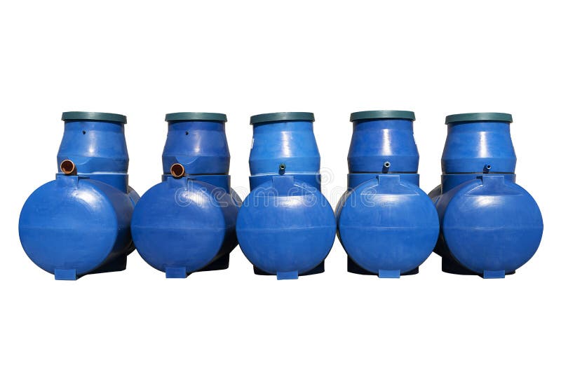 Blauwe plastic septiktanks staan Vijf cilindrische containers op rij Geïsoleerde witte achtergrond, een grote hoeveelheid afvalwa