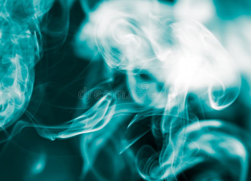 Blauwe rook op zwarte achtergrond stock afbeelding