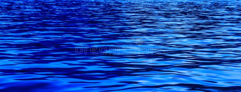 Blauwe uur Lichte bezinning over de rimpelingenoppervlakte van de riviergolf Samenvatting, Romaanse kalmte