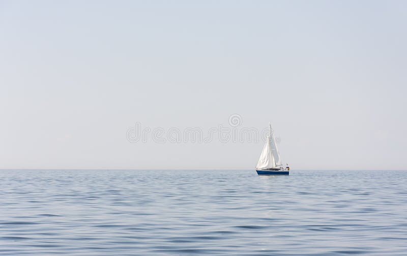Blauwe Zeilboot Op Zee Of Oceaan Stock Foto Afbeelding Bestaande Uit Oceaan Boot
