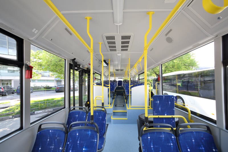 Blauwe zetels binnen zaal van lege stadsbus