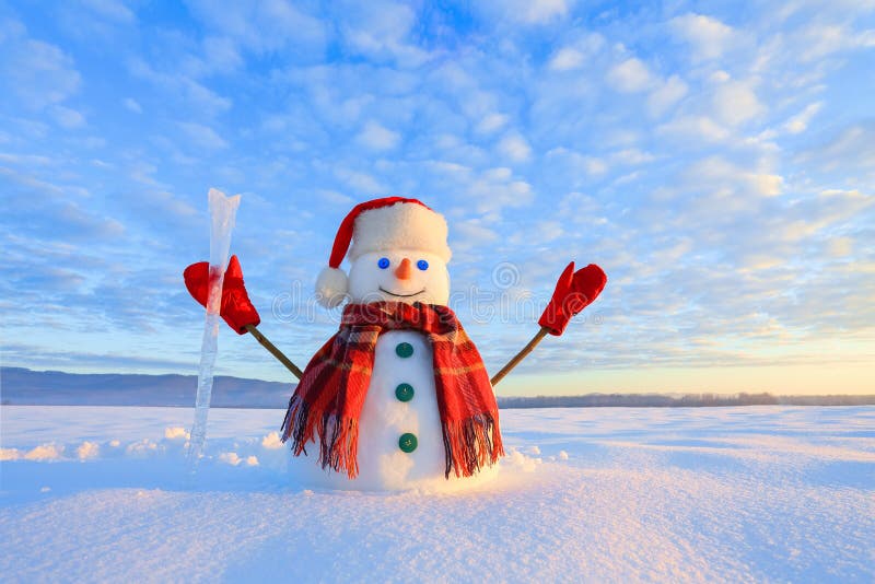 Blauäugiger Schneemann Sonnenaufgang erleuchtet den Himmel und die Wolken durch warme Farben Nachdenken über den Schnee Ushba u stockfotografie Blauäugiger Schneemann Sonnenaufgang erleuchtet den Himmel und die Wolken durch warme Farben Nachdenken über den Schnee Ushba u stockfotografie
