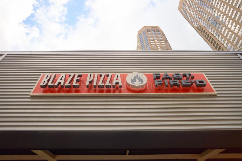 CHICAGO, IL - CIRCA MARZO DE 2016: Muestra de Blaze Pizza El LLC de Blaze Pizza es una Pasadena, cadena California-basada dentro de la categoría de cena rápido-casual de los restaurantes