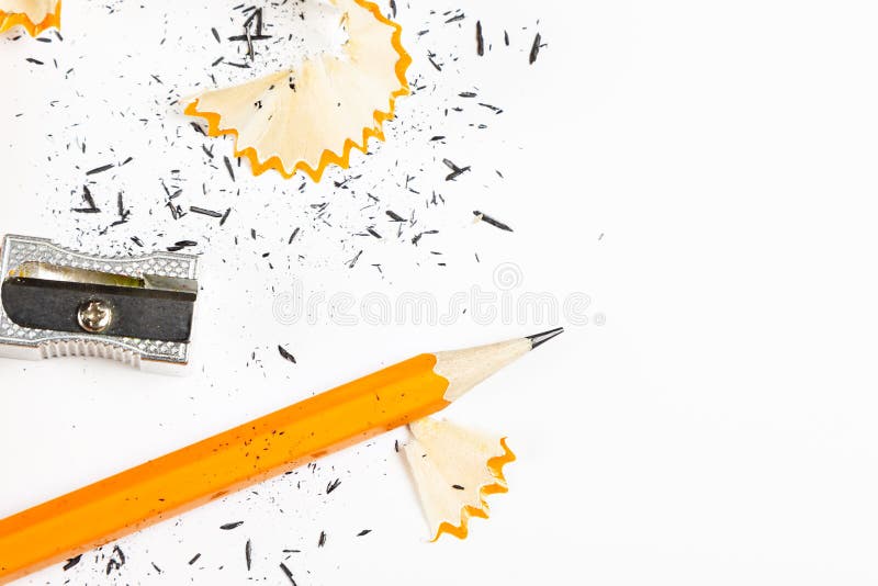 Bleistift, Metallbleistiftspitzer und Bleistiftschnitzel stockfoto Bleistift, Metallbleistiftspitzer und Bleistiftschnitzel stockfoto