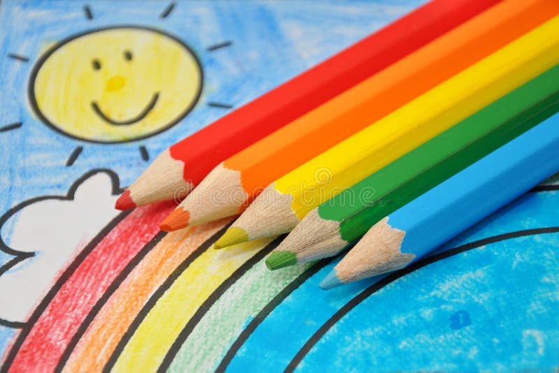 Bleistifte der Regenbogenfarben auf Zeichnung des Kindes