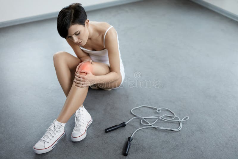 Blessures de patte Belle douleur de sentiment de femme dans le genou, genou douloureux photo stock Blessures de patte Belle douleur de sentiment de femme dans le genou, genou douloureux photo stock