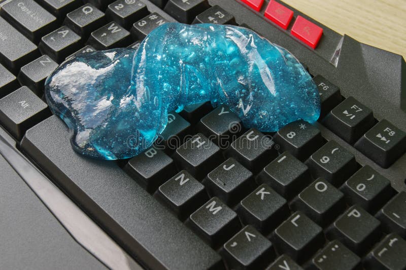 Gel Bleu Doux Nettoyant La Poussière Sur Le Clavier Concept Nettoyant Le  Clavier De Votre Ordinateur Nettoyage De Bureau