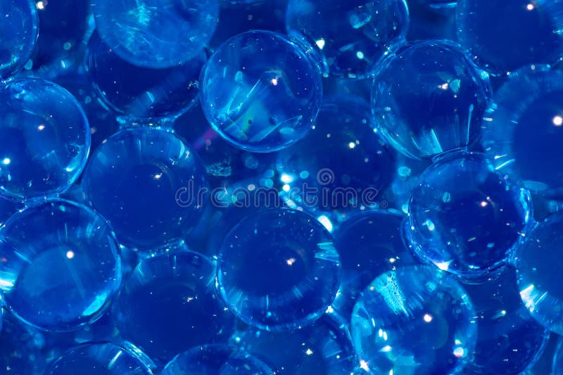 Boules De Gel Bleu D'eau Sur Fond Argenté Brillant. Gel Polymère. Gel De  Silice Image stock - Image du groupe, fête: 212193573