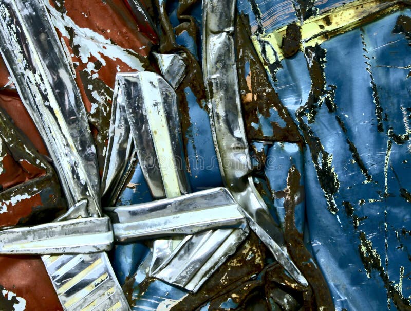 Bleu rouillé tordu de rouge de Chrome d'argent d'épave de voiture en métal photo libre de droits Bleu rouillé tordu de rouge de Chrome d'argent d'épave de voiture en métal photo libre de droits