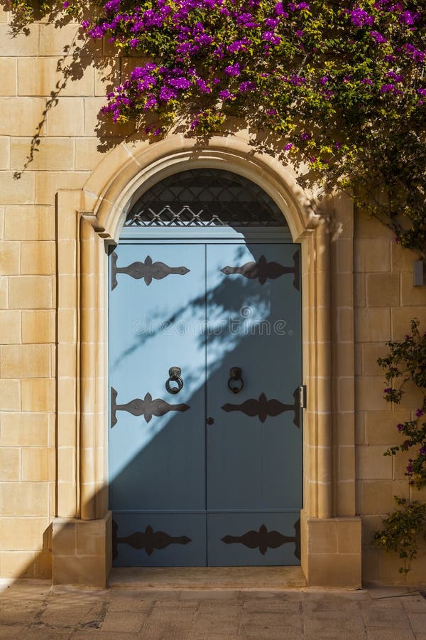 Bleutür in einem Haus in der alten Hauptstadt von Malta, Mdina stockfotografie Bleutür in einem Haus in der alten Hauptstadt von Malta, Mdina stockfotografie