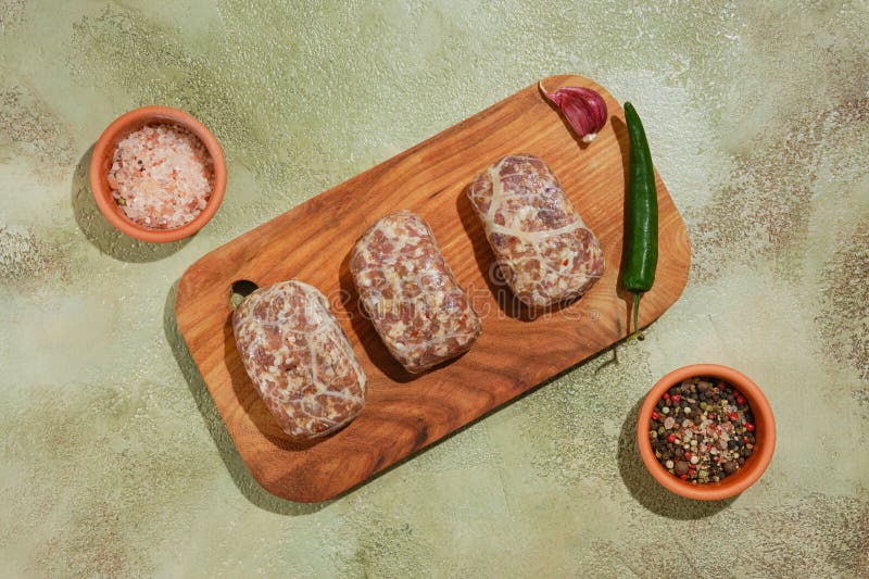Blick auf den Anblick von rohem Rindfleisch oder Lammfleisch apkhazura lizenzfreie stockbilder