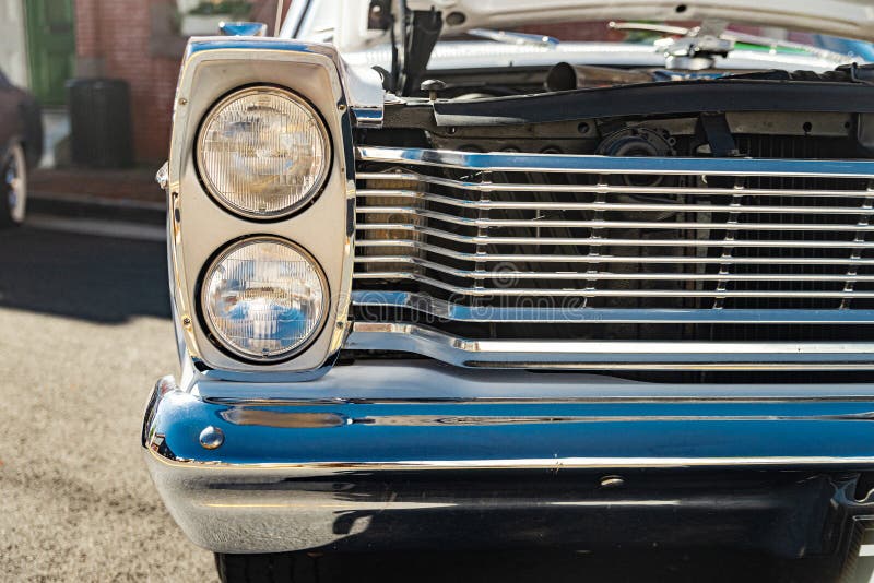 Blick auf den Grill und die Scheinwerfer eines Retro-Cadillac-Autos eine Legende der amerikanischen Automobilindustrie stockbilder