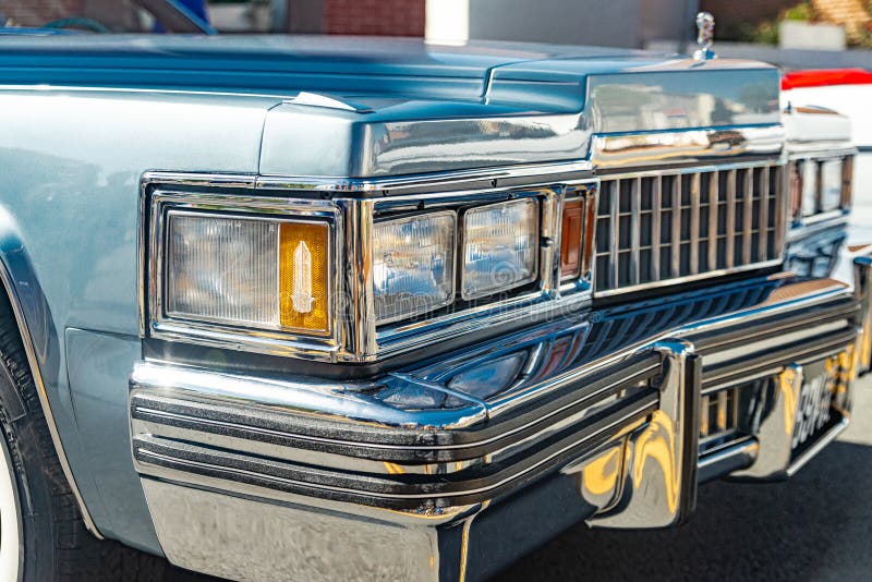 Blick auf den Grill und die Scheinwerfer eines Retro-Cadillac-Autos eine Legende der amerikanischen Automobilindustrie lizenzfreie stockfotos