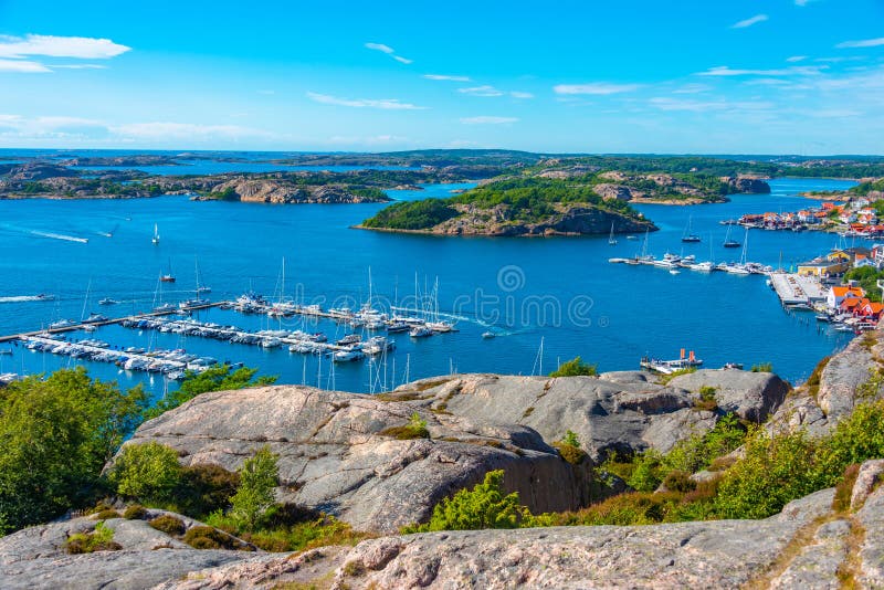 Blick auf den Jachthafen in der schwedischen Stadt Fjallbacka