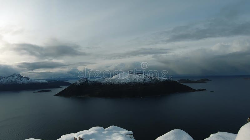 Blick auf die Felsen und den Fjord in Brosmetinden und ein Schneemann