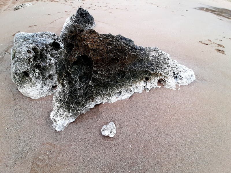 Blick aus einem Felsen auf Sand am Strand Kosakora lizenzfreies stockbild
