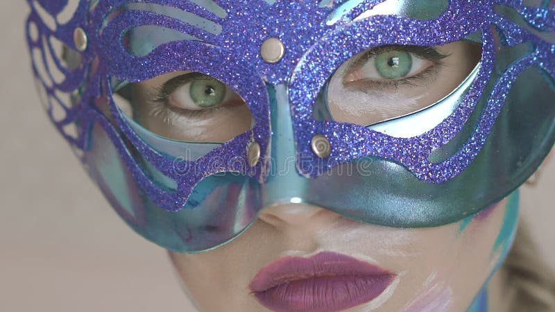 Blick der grünen Augen des mysteriösen Mädchens in der venetianischen Maske mit Winterkunst bilden