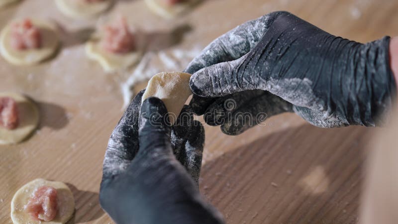 Blickwinkel weibliche Hände in Handschuhen, die Fleischknödel in Zeitlupe machen. Schießen über die Schulter nicht erkennbar stock video footage
