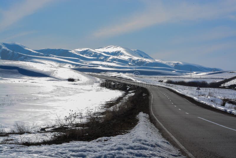 Blig snö- och ilsken blickberg Vägen till snöberget arkivfoto Blig snö- och ilsken blickberg Vägen till snöberget arkivfoto