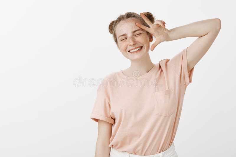 Blij knap jong meisje met broodjeskapsel en sproeten die van het onbezorgde leven genieten, die ruim met gesloten ogen glimlachen stock foto's Blij knap jong meisje met broodjeskapsel en sproeten die van het onbezorgde leven genieten, die ruim met gesloten ogen glimlachen stock foto's