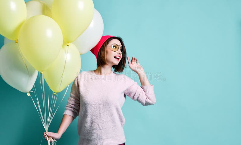 Blij model die pret hebben en met pastelkleurballon vieren royalty-vrije stock afbeeldingen Blij model die pret hebben en met pastelkleurballon vieren royalty-vrije stock afbeeldingen