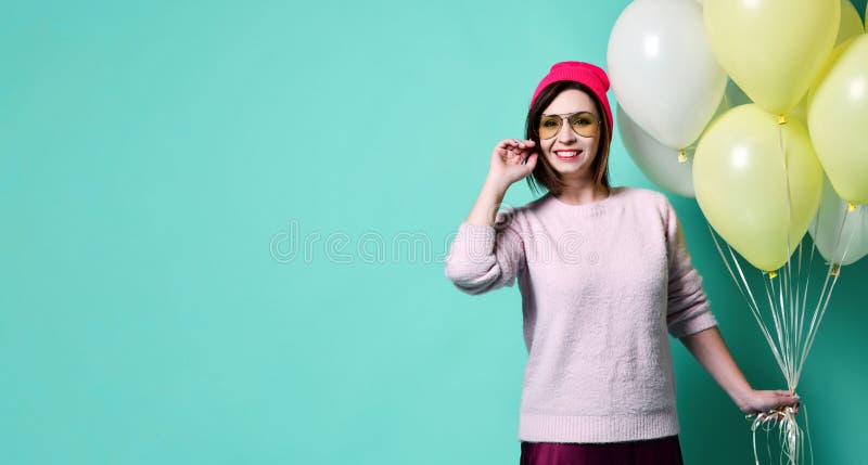 Blij model die pret hebben en met pastelkleurballon vieren stock foto Blij model die pret hebben en met pastelkleurballon vieren stock foto