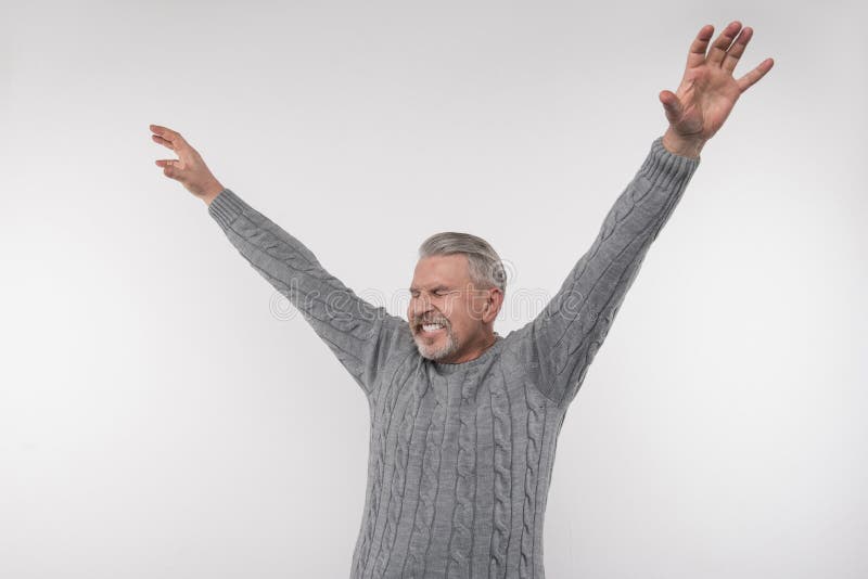 Blije emotionele mens die zijn geluk uitdrukken royalty-vrije stock fotografie Blije emotionele mens die zijn geluk uitdrukken royalty-vrije stock fotografie