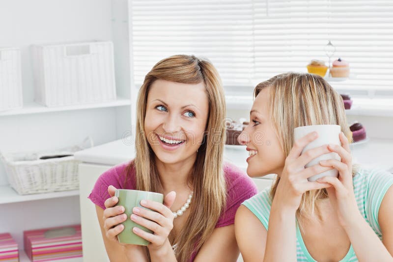 Blije Kaukasische vrienden die koffie drinken royalty-vrije stock foto Blije Kaukasische vrienden die koffie drinken royalty-vrije stock foto
