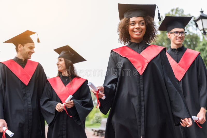 Blije studenten die hun graduatie van universiteit vieren royalty-vrije stock afbeelding Blije studenten die hun graduatie van universiteit vieren royalty-vrije stock afbeelding