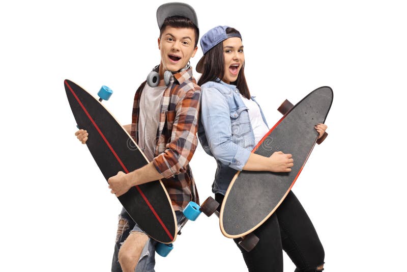 Blije tieners die gitaar op longboards beweren te spelen royalty-vrije stock foto Blije tieners die gitaar op longboards beweren te spelen royalty-vrije stock foto