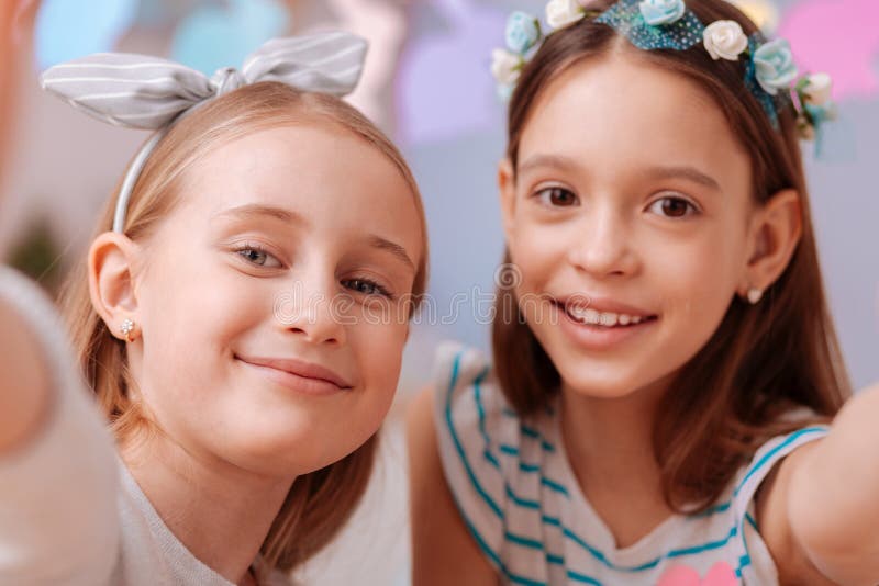 Blije tieners die selfie foto op smartphone nemen stock afbeelding Blije tieners die selfie foto op smartphone nemen stock afbeelding