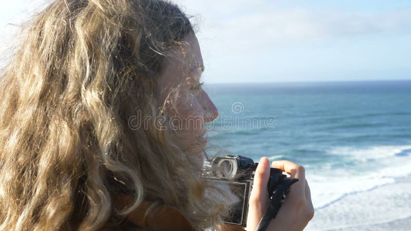 Blije toeristen nemen foto ' s van het prachtige strand op het strand van de oceaan